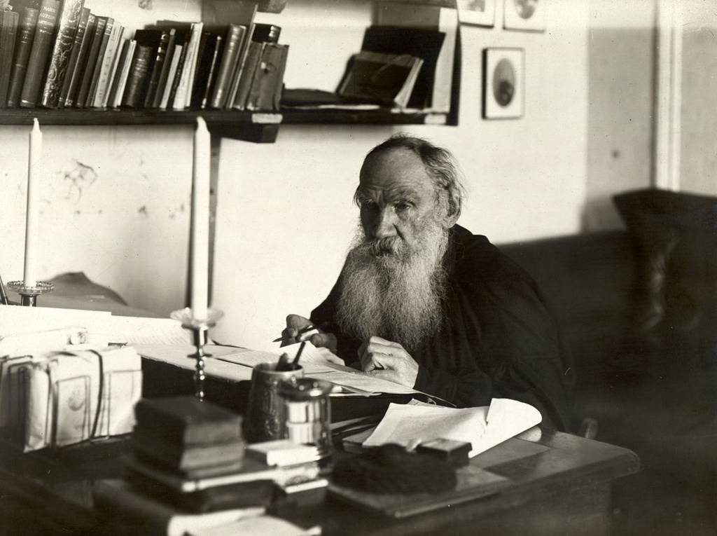 Лев Толстой за работой в кабинете дома в Ясной Поляне, 1909 год. Государственный музей Л. Н. Толстого